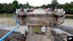Người dân tụ tập trên một cây cầu bị hư hại vì lũ do bão Tembin gây nên, ngày 24 tháng 12, 2017, ở Zamboanga Del Sur thuộc miền nam Philippines.