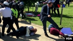 Para demonstran terjatuh di tanah saat bentrok dengan petugas keamanan Turki dekat kediaman Duta Besar Turki di Washington, 17 Mei 2017. (Gambar diambil dari video VOA Turki)