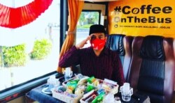 Wiwit Bejo Kurniawan berpose di dalam busnya yang diubah utk program Coffe on the Bus (foto: courtesy).