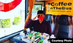 Wiwit Bejo Kurniawan berpose di dalam busnya yang diubah utk program Coffe on the Bus (foto: courtesy).