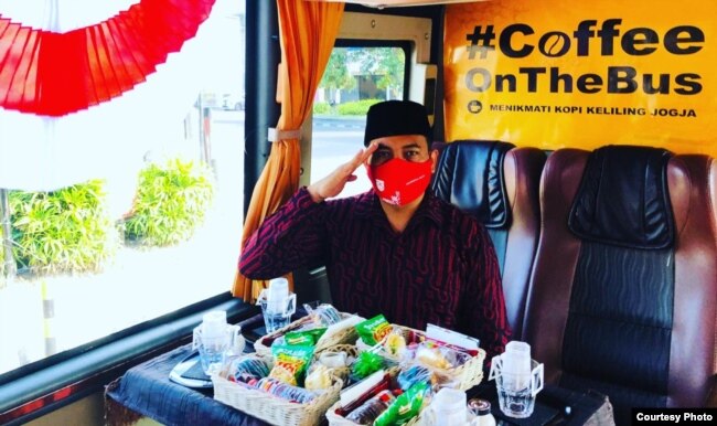 Wiwit Bejo Kurniawan berpose di dalam busnya yang diubah utk program Coffe on the Bus (foto: courtesy).