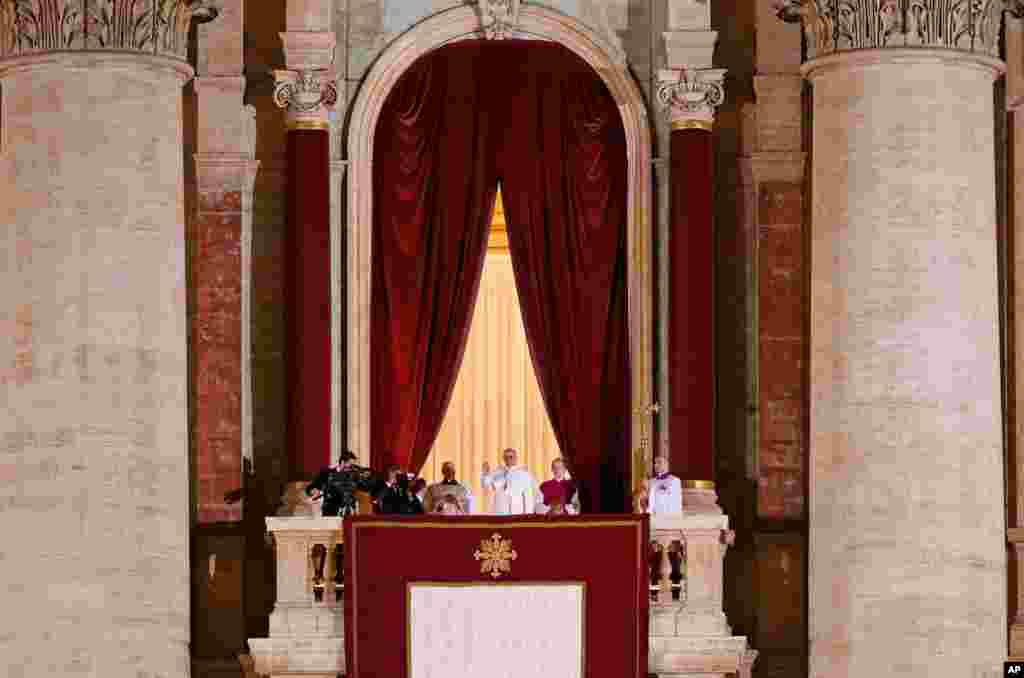 Le nouveau pape Fran&ccedil;ois s&#39;adressant aux fid&egrave;les catholiques depuis le balcon de la Basilique St-Pierre au Vatican, 13 mars, 2013. 