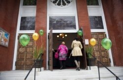 Perempuan memasuki Masjid Panita Amerika di pusat kota Los Angeles, California, 30 Januari 2015. Masjid pertama di Amerika Serikat yang didedikasikan khusus untuk perempuan. (Foto: REUTERS/Lori Shepler)