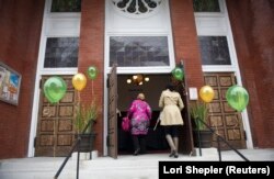 Women enter the Committee of America Mosque in downtown Los Angeles, California, January 30, 2015. The first mosque in the United States dedicated exclusively to women.  (Photo: REUTERS/Lori Shepler)