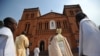 Dieudonné Nzapalainga, évêque de Bangui (C), arrive à la cathédrale de Bangui, le 1er janvier 2013.