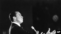 Richard M. Nixon, en busca de la nominación presidencial republicana, se dirige a una audiencia en Oregon en mayo de 1968.