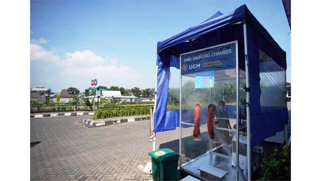 Ada dua bilik semacam ini sekarang di Yogyakarta, terbuka kesempatan rumah sakit lain memakainya juga. (Foto: Humas UGM)