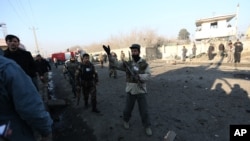Lực lượng an ninh Afghanistan tại hiện trường vụ đánh bom tự sát ở Kabul ngày 28/12/2015.