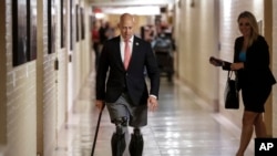 El legislador Brian Mast fue herido cuando combatía en Afganistán en 2010, lo que resultó en la amputación de sus dos piernas.