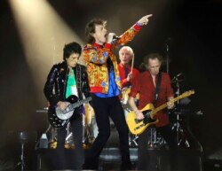 Dari kiri: Ronnie Wood, Mick Jagger, Charlie Watts dan Keith Richards saat The Rolling Stones tampil di East Rutherford, New Jersey, 5 Agustus 2019. (AP)