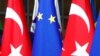 Bendera Turki dan Uni Eropa di Brussels, Belgia, 9 Maret 2020. (Foto: Francois Lenoir/Reuters)