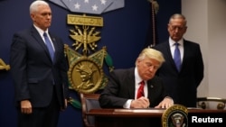 美國總統川普1月27日白宮首簽旅行禁令資料照。