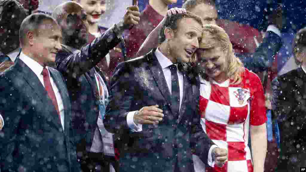 俄羅斯總統普京 (左)、法國總統馬克龍 (中) 和克羅地亞總統基塔羅維奇 (右) 參加了世界盃頒獎典禮。