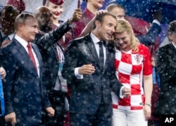 El presidente de Rusia, Vladimir Putin, en la ceremonia de cierre de la Copa Mundial de Fútbol 2018 junto a los mandatarios de Francia y Croacia. Moscú, julio 15 de 2017.