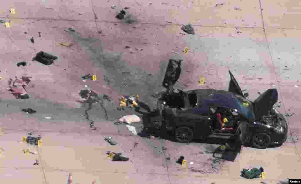 Foto dari udara menunjukkan mobil yang digunakan malam sebelumnya oleh dua pria bersenjata, yang tewas dibunuh polisi, sedang diinvestigasi oleh polisi lokal dan FBI di Garland, Texas (4/5). (Reuters/Rex Curry)