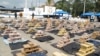 Oficial de policía muestra 3,78 toneladas de clorhidrato de cocaína incautadas durante una operación policial llamada “Huracán Verde” en Esmeraldas, Ecuador, el 25 de octubre de 2007.