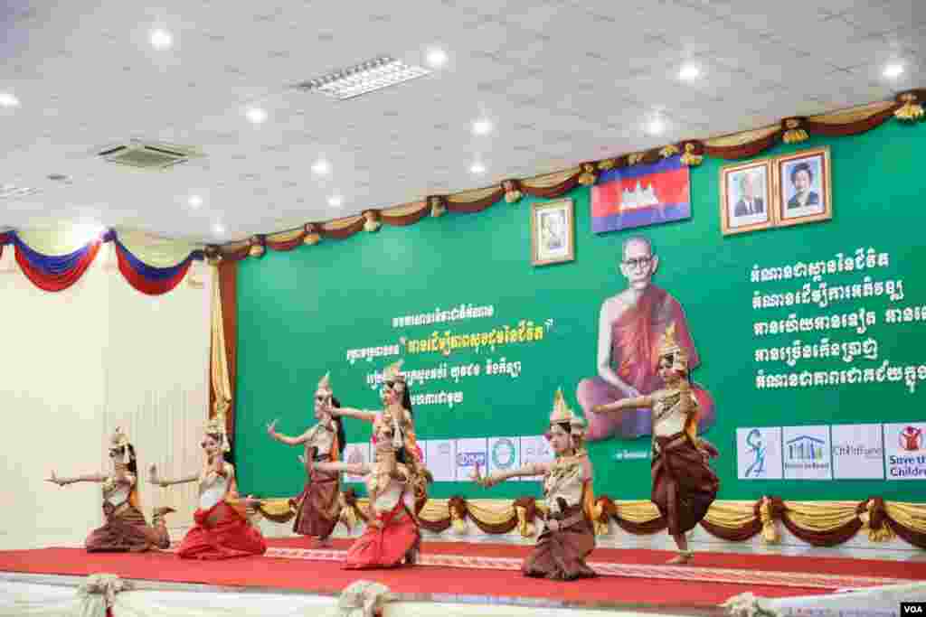 ការសម្តែងរបាំប្រពៃណីខ្មែរ នៅទិវាអំណានជាតិលើកទី២ នៅវិទ្យាស្ថានជាតិអប់រំ នាថ្ងៃទី ១១ ខែមីនា ឆ្នាំ ២០១៧។ (ខាន់ សុគុំមនោ/VOA)