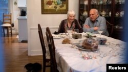 Pasangan lansia AS, Janis dan Uri Segal merayakan Thanksgiving secara virtual di tengah pandemi Covid-19 di Detroit, Michigan, AS. 