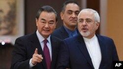 伊朗外长扎里夫(右)与中国外长王毅共同出席联合记者会。(2016年12月5日)