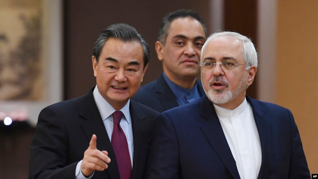 Bộ trưởng Ngoại giao Iran Mohammad Javad Zarif (phải) đến cùng người tương nhiệm của Trung Quốc, Vương Nghị, dự một buổi họp báo chung ở Bắc Kinh, Trung Quốc, ngày 5 tháng 12, 2016.