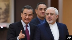 Ngoại trưởng Iran Mohammad Javad Zarif (bên phải) cùng Ngoại trưởng Trung Quốc Vương Nghị trước khi thực hiện cuộc họp báo chung ở Bắc Kinh, Trung Quốc, ngày 05/12/2016.