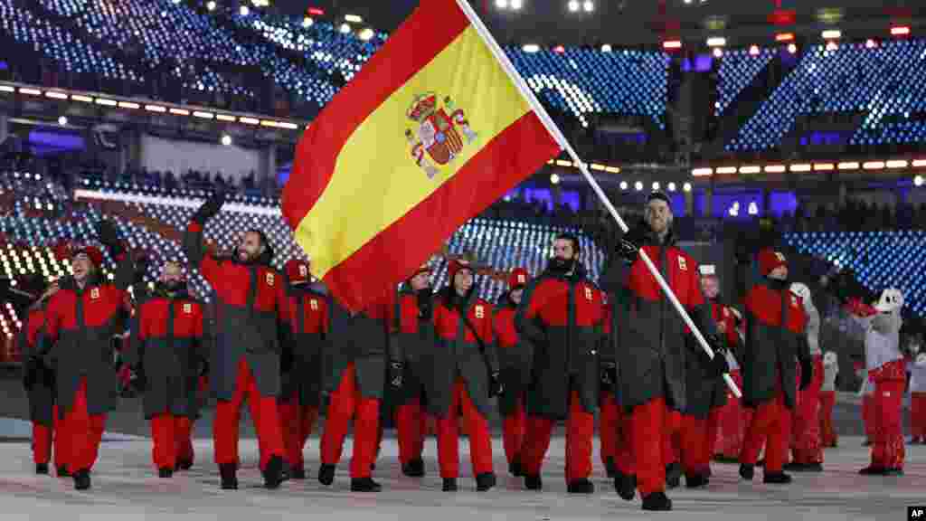 Lucas Eguiba rike da tutar Spain lokacin budewar taron wasannin Olympics a Pyeongchang, a Korea ta Kudu, Feburairu 9, 2018.