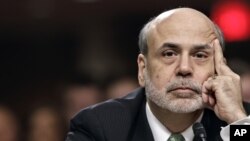 Como presidente de la Reserva Federal, Ben Bernanke, tiene la doble misión de combatir la inflación y propiciar el pleno empleo.