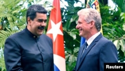 El presidente de Cuba, Miguel Díaz-Canel (d), le da la mano al presidente de Venezuela, Nicolás Maduro, en el Palacio de la Revolución en La Habana, Cuba, el 21 de abril de 2018. Ernesto Mastrascusa/Pool vía Reuters