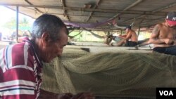 Rubén Morales, un indígena wayuu de 65 años, tiene 43 años en el oficio en los que le han robado tres veces en el lago Maracibo