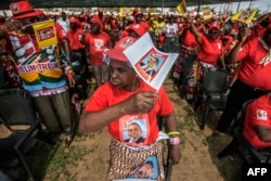 Supporters of Mozambican Liberation Front (FRELIMO) presidential candidate Filipe Nyusi cheer during the final FRELIMO campaign rally on the outskirts of Maputo, Oct.12, 2014.