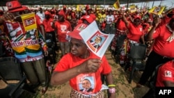 Mozambican Liberation Front (FRELIMO) presidential candidate Filipe Nyusi supporters cheer during the FRELIMO final presidential and legislative campaign rally, Oct.12, 2014 on the outskirts of Maputo, Mozambique. 