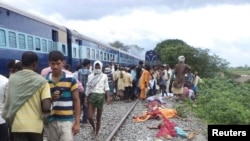 Tela žrtava pošto je voz u Indiji naleteo na Hindu hodočasnike 19. avgust, 2013. 
