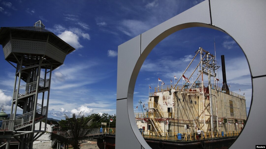 Kapal yang tersapu ombak sampai ke daratan pada tsunami 2004.