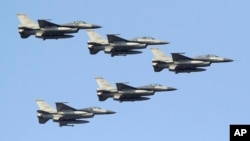 타이완 공군의 F-16 전투기 편대가 타이난 공군기지 주변에서 비행하고 있다.