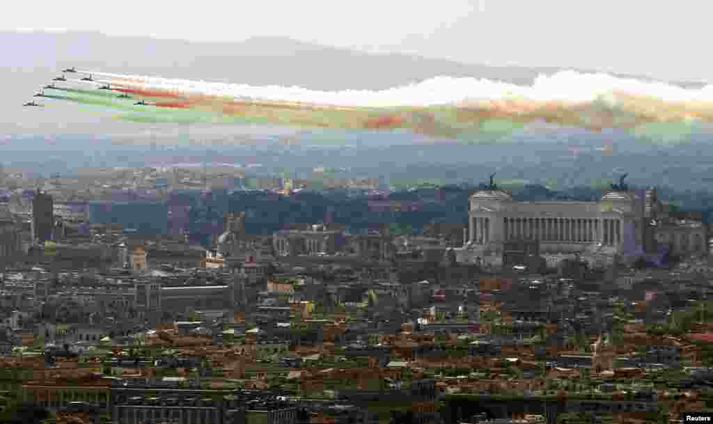 Tim akrobat AU Italia yang mengeluarkan asap berwarna bendera Italia, beraksi di atas Monumen Vittoriano pada perayaan Hari Republik di Roma.