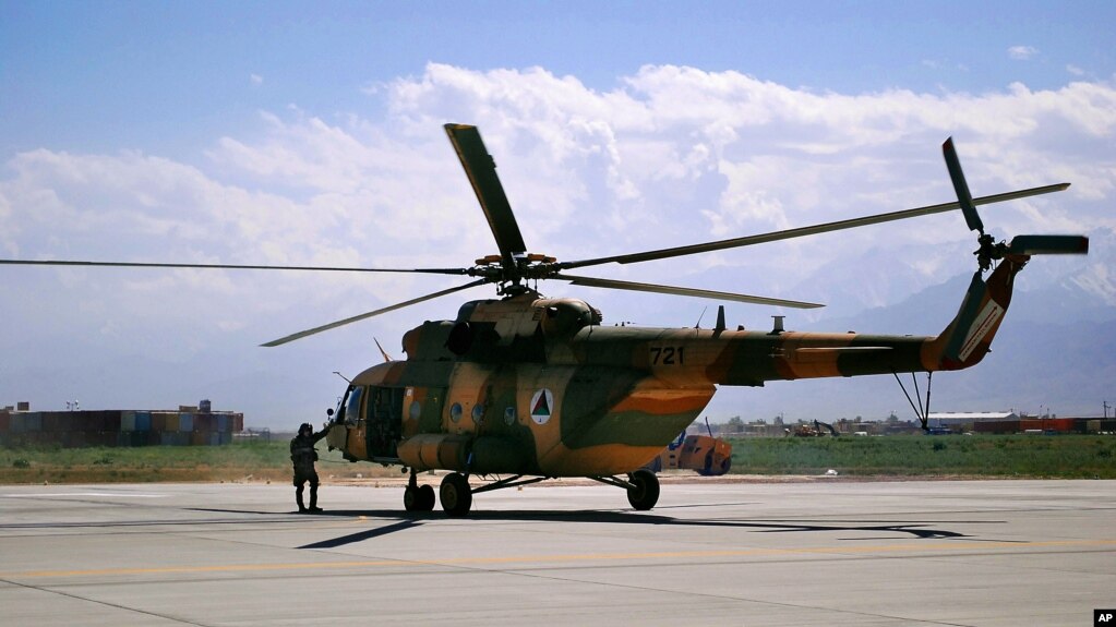 资料照片：停放在阿富汗巴格拉姆机场、时为阿富汗空军的一架米-17直升机。(2013年5月13日)(photo:VOA)