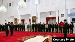 Presiden Joko Widodo melantik Kepala Lembaga Sandi Negara Mayor Jenderal Djoko Setiadi menjadi Kepala Badan Siber dan Sandi Negara, Rabu, 3 Januari 2018, di Istana Negara Jakarta. (Foto: Biro Pers Istana).