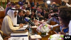 Menteri Energi Arab Saudi Khalid al-Falih berbicara kepada media di sela pertemuan OPEC+ di Jeddah, Arab Saudi, Minggu (19/5).