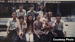 Tác giả, bên phải, cùng với gia đình người anh họ trên đảo Grande Island ở Subic Bay, Philippines tháng 5/1975 (ảnh Bùi Văn Phú)