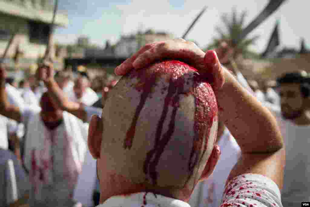 Muslim Syiah di Nabatieh, Lebanon, ambil bagian dalam ritual pengucuran darah untuk memperingati Ashura. (VOA/J. Owens)