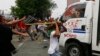 Policía arrolla a manifestantes frente a embajada de EE.UU. en Filipinas