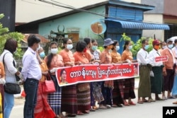 နိုင်ငံတော်အတိုင်ပင်ခံပုဂ္ဂိုလ် နာမည်စာရင်းတင်သွင်းတဲ့ သန်လျင်ရှိတဲ့ ရွေးကောက်ပွဲကော်မရှင်ရုံးခွဲအနီးမှာ တွေ့ရတဲ့ မြင်ကွင်း။ (သြဂုတ် ၀၄၊ ၂၀၂၀)
