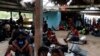 Migrantes descansan en un centro de recepción temporal en Lajas Blancas, Darién, Panamá, el sábado 23 de octubre de 2021. Un número creciente de mujeres migrantes han reportado haber sufrido abusos sexuales mientras cruzaban la peligrosa jungla.