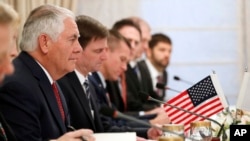 Menlu AS Rex Tillerson dan delegasi AS mendengarkan PM Pakistan Shahid Khaqan Abbasi (tidak tampak) berbicara pada pertemuan di Islamabad 24/10 lalu (foto: dok). 