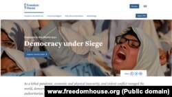 Naslovna strana izveštaja “Sloboda u svetu 2021 - Demokratija pod opsadom” međunarodne nevladine organiazcije Fridom haus (Foto: www.freedomhouse.org)