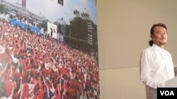 施明德5月21日宣布角逐台湾2016总统大位。背景图片是2006年他领导百万人反贪倒扁运动的集会场景(美国之音赵婉成拍摄)