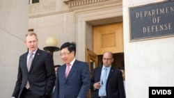 Le secrétaire à la Défense par intérim, Patrick M. Shanahan, rencontre le vice-Premier ministre et ministre des Affaires étrangères du Vietnam, Pham Binh Minh, au Pentagone, Washington, DC, le 23 mai 2019. (Photo du DoD par le sergent Amber I. Smith)