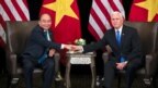 Phó Tổng thống Mỹ Mike Pence và Thủ tướng Việt Nam Nguyễn Xuân Phúc trong cuộc gặp song phương ở Singapore, 14 tháng 11, 2018