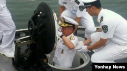 최윤희 한국 해군참모총장이 12일 중국 청도에 있는 북해함대사령부를 방문해 1700톤급 잠수함을 둘러보고 있다.