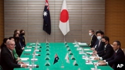 日本首相菅义伟（右）和澳大利亚总理莫里森（左）在东京就双边军队准入协定达成基本协议。（2020年11月17日）